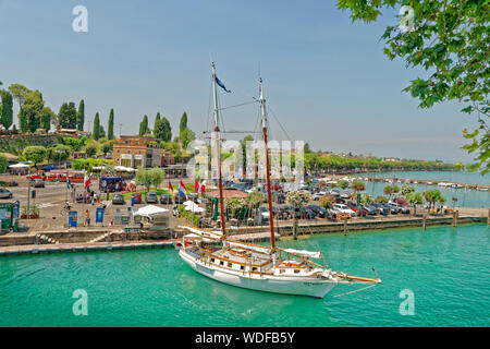 Quayside et la rivière Mincio qui coule du lac de Garde à Peschiera del Garda, Vénétie, Italie. Banque D'Images