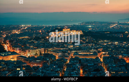 Scène de nuit d'Athènes, Grèce. Athènes skyline at night vue depuis le mont Lykavitos avec la colline de l'Acropole. Banque D'Images