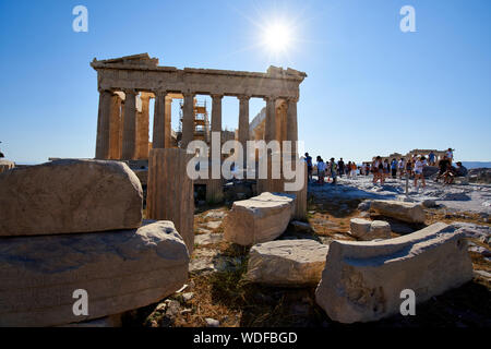 Le temple du Parthénon, en vertu de l'échafaudage, sur l'Acropole à Athènes, Grèce Banque D'Images