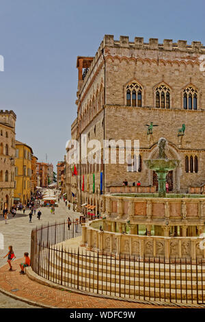 La Fontana Maggiore et la Galerie Nationale d'Umbriain la Piazza IV Novembre à Pérouse en Ombrie Province, l'Italie. Banque D'Images