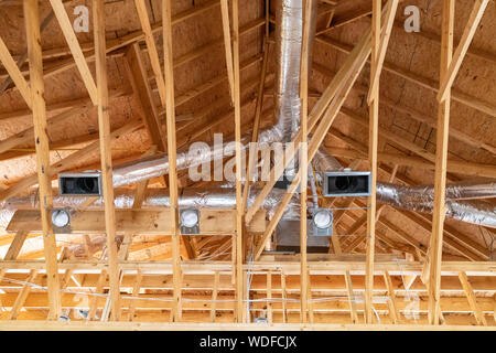 Nouveau climatiseur d'air dans la construction d'une nouvelle maison Banque D'Images