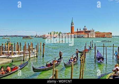 Gondoles sur le canal Giudecca avec l'église de San Giorgio Maggiore à Venise, au-delà de l'Italie. Banque D'Images