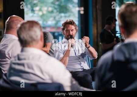 Bielefeld, Allemagne. Août 29, 2019. Sebastian Borek (M) de la Fondation des fondateurs, prendra la parole devant un auditoire à l'incubateur de la Fondation des fondateurs aux côtés de ministre fédéral de l'économie Altmeier. Altmaier visites moyennes entreprises en Basse Saxe et Rhénanie du Nord-Westphalie durant son voyage de trois jours, également d'envoyer un signal aux entreprises de taille moyenne. Il avait été fortement critiqué par des associations commerciales, en partie parce que les petites et moyennes entreprises n'a guère joué un rôle dans sa stratégie industrielle. Credit : Ole Spata/dpa/Alamy Live News Banque D'Images