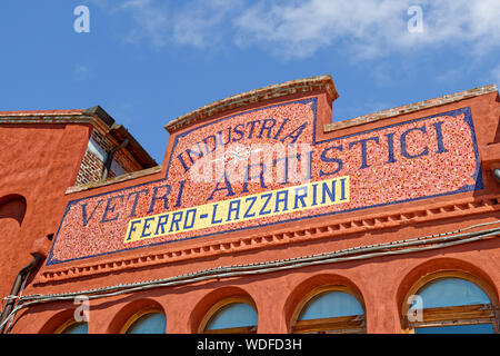 La façade de verre Ferro-Lazzarini travaille sur l'île de Murano dans la lagune de Venise, Venise, Italie. Banque D'Images