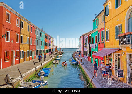 Maisons colorées de Burano Île dans la lagune de Venise, Italie. Banque D'Images