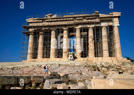 Le temple du Parthénon, en vertu de l'échafaudage, sur l'Acropole à Athènes, Grèce Banque D'Images