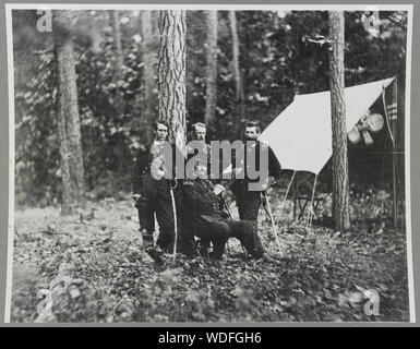 Généraux, Barlow, Birney, Gibbon, et Hancock, USA Résumé : La photographie montre un groupe de fonctionnaires fédéraux généraux : Winfield Scott Hancock (assis), avec les commandants de division, Francis Channing Barlow, (à gauche), David Birney, Bell et John Gibbon. Banque D'Images