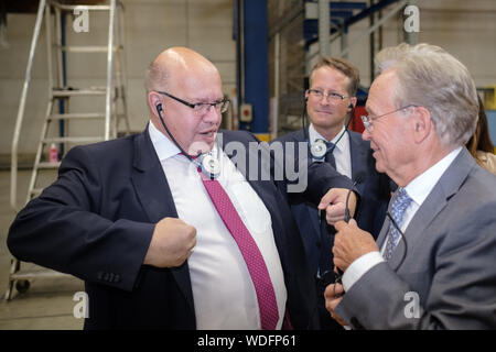 Bielefeld, Allemagne. Août 29, 2019. Peter Altmaier (l, CDU), Ministre fédéral de l'économie, des gestes aux côtés d'Ortwin Goldbeck (r), fondateur de Goldbeck GmbH, lors d'une visite d'entreprise à Goldbeck GmbH. Altmaier visites moyennes entreprises en Basse Saxe et Rhénanie du Nord-Westphalie durant son voyage de trois jours, également d'envoyer un signal aux entreprises de taille moyenne. Il avait été fortement critiqué par des associations commerciales, en partie parce que les petites et moyennes entreprises n'a guère joué un rôle dans sa stratégie industrielle. Credit : Ole Spata/dpa/Alamy Live News Banque D'Images