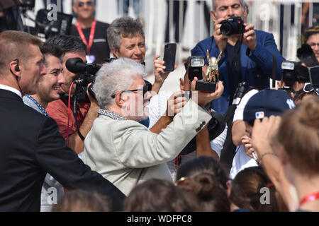 Venise, Italie. Août 29, 2019. Pedro Almodovar montre le Lion d'or au Palazzo del Cinema après réception de celui-ci pour l'ensemble de réalisations au cours de la 76e Mostra de Venise le 29 août 2019 à Venise, Italie. Credit : Andrea Merola/éveil/Alamy Live News Banque D'Images