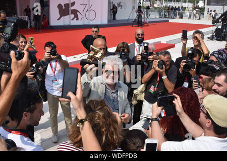 Venise, Italie. Août 29, 2019. Pedro Almodovar montre le Lion d'or au Palazzo del Cinema après réception de celui-ci pour l'ensemble de réalisations au cours de la 76e Mostra de Venise le 29 août 2019 à Venise, Italie. Credit : Andrea Merola/éveil/Alamy Live News Banque D'Images