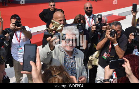 Venise, Italie. Août 29, 2019. Pedro Almodovar montre le Lion d'or au Palazzo del Cinema après réception de celui-ci pour l'ensemble de réalisations au cours de la 76e Mostra de Venise le 29 août 2019 à Venise, Italie. Credit : Andrea Merola/éveil/Alamy Live News Banque D'Images