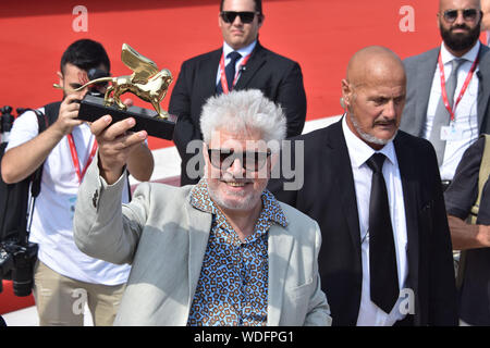 Venise, Italie. Août 29, 2019. Pedro Almodovar montre le Lion d'or au Palazzo del Cinema après réception de celui-ci pour l'ensemble de réalisations au cours de la 76e Mostra de Venise le 29 août 2019 à Venise, Italie. Credit : Andrea Merola/éveil/Alamy Live News Banque D'Images