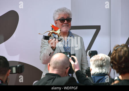Venise, Italie. Août 29, 2019. Pedro Almodovar montre le Lion d'or au Palazzo del Cinema après réception de celui-ci pour l'ensemble de réalisations au cours de la 76e Mostra de Venise le 29 août 2019 à Venise, Italie. Credit : Andrea Merola/éveil/Alamy Live News Banque D'Images