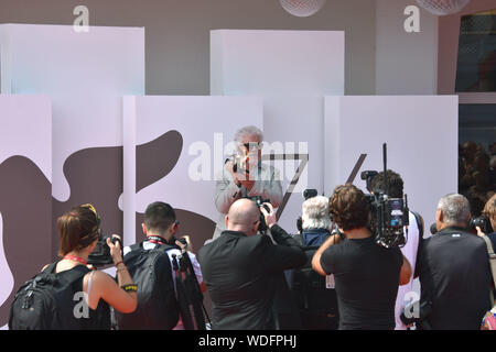Venise, Italie. Août 29, 2019. Pedro Almodovar montre le Lion d'or au Palazzo del Cinema après réception de celui-ci pour l'ensemble de réalisations au cours de la 76e Mostra de Venise le 29 août 2019 à Venise, Italie. Credit : Andrea Merola/éveil/Alamy Live News Banque D'Images