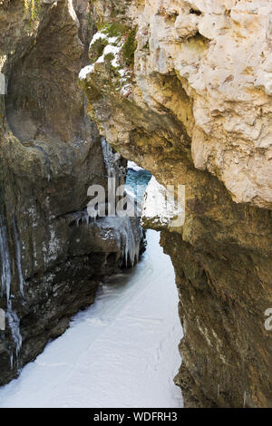 Canyon du fleuve gelé sur un après-midi d'hiver Banque D'Images