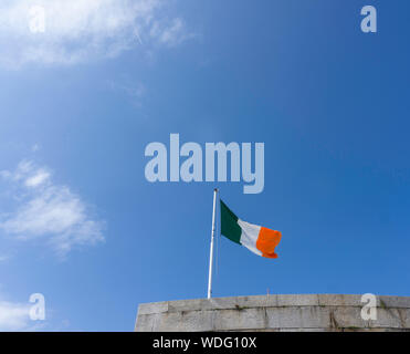 Le drapeau tricolore de la République d'Irlande à voler d'un immeuble à Dun Laoghaire. Banque D'Images