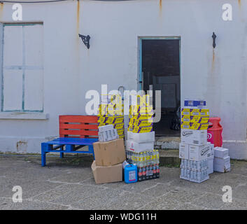 Des provisions pour une longue période, les fournitures de boissons gazeuses,chocolat juste livré à Teddys Ice Cream Shop à Dun Laoghaire, Dublin, Irlande Banque D'Images