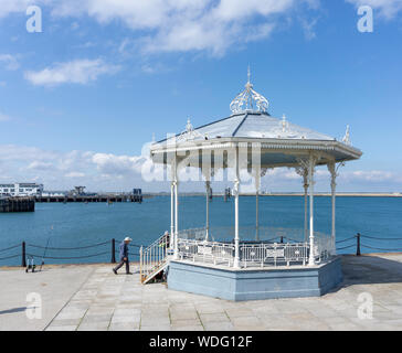 Le kiosque victorien restauré sur l'East Pier, Dun Laoghaire, Dublin. Construit à l'origine en 1890 et construit en fer forgé et en fonte. Banque D'Images