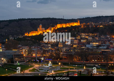 La Géorgie Tbilissi, vue de la forteresse de Narikala dans la soirée à la recherche sur la vieille ville, faite au printemps 2019 Banque D'Images