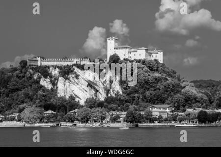Belle vue en noir et blanc de la Rocca di Angera, Varese, sur le Lac Majeur, Italie Banque D'Images