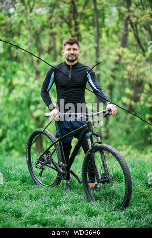 Bright Young man on mountain bike Banque D'Images