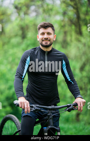 Bright Young man on mountain bike Banque D'Images