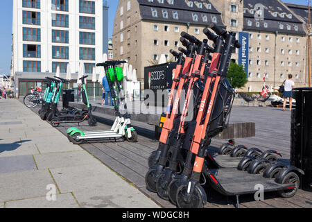 Location de trottinettes de location de voitures de classe, DE CHAUX et DE VOITURES DE CLASSE, garées pour location à Larsens Plads, dans le port intérieur de Copenhague. Banque D'Images