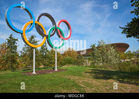 Le symbole des Jeux Olympiques, près de la reine Elizabeth dans le Vélodrome du parc olympique à Stratford, East London UK Banque D'Images