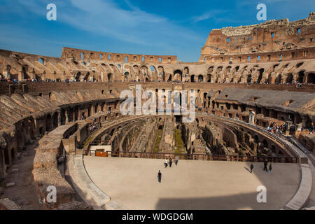 ROME, ITALIE - Avril 2018 : Vue de l'intérieur du Colisée romain montrant l'arène et l'hypogée dans une belle journée ensoleillée Banque D'Images