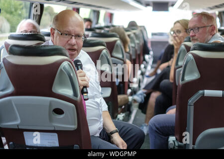 Bielefeld, Allemagne. Août 29, 2019. Peter Altmaier (CDU), Ministre fédéral de l'économie, des entretiens avec les journalistes à un entraîneur. Altmaier visites moyennes entreprises en Basse Saxe et Rhénanie du Nord-Westphalie durant son voyage de trois jours, également d'envoyer un signal aux entreprises de taille moyenne. Il avait été fortement critiqué par des associations commerciales, en partie parce que les petites et moyennes entreprises n'a guère joué un rôle dans sa stratégie industrielle. Credit : Ole Spata/dpa/Alamy Live News Banque D'Images