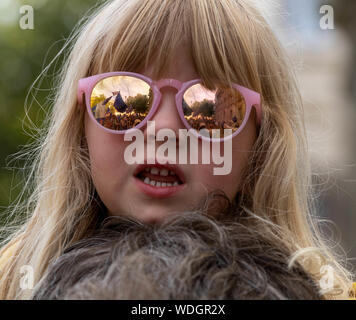 Londres, Royaume-Uni. Août 29, 2019. Manifestants Anti Brexit dans Whitehall London UK Brexit protestations reflète dans les jeunes filles lunettes miroir (utilisé avec permission) Crédit : Ian Davidson/Alamy Live News Banque D'Images