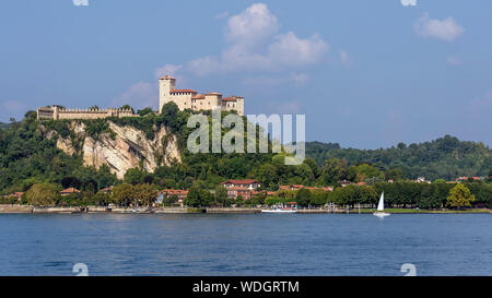 Un livre blanc voilier navigue sur le Lac Majeur, près de la Rocca di Angera, Varese, Italie Banque D'Images