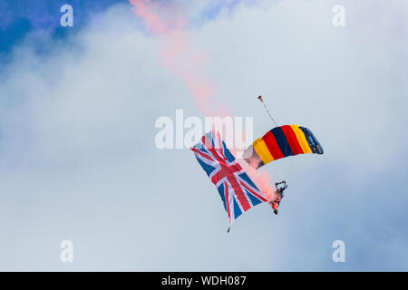 Bournemouth, Royaume-Uni. 29 août 2019. Jusqu'à un million de personnes sont mis à descendre à Bournemouth au cours des quatre jours que la 12e édition du Festival de l'air de Bournemouth est en cours. L'équipe de démonstration de parachutisme en chute libre de tigres. Parachutiste battant Union Jack flag against blue sky. Credit : Carolyn Jenkins/Alamy Live News Banque D'Images