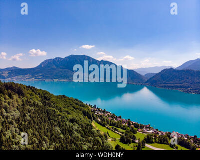 Belle vue sur campagne incroyable sur le lac Attersee im Salzkammergut, montagnes des Alpes dans d'Unterach. Haute Autriche, près de Salzbourg. Banque D'Images