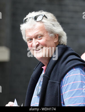 Westminster, London, UK. Août 29, 2019. Pub Wetherspoons, fondateur et président de la chaîne Tim Martin, les promenades le long de Downing Street et en No10. Martin était dans la presse au cours des derniers jours, comme il a été suggéré qu'il peut être donné une pairie par le gouvernement Johnson. Il a été un partisan bien connu Brexit et donateur de la cause pendant un certain temps. Credit : Imageplotter/Alamy Live News Banque D'Images