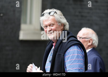 Westminster, London, UK. Août 29, 2019. Pub Wetherspoons, fondateur et président de la chaîne Tim Martin, les promenades le long de Downing Street et en No10. Martin était dans la presse au cours des derniers jours, comme il a été suggéré qu'il peut être donné une pairie par le gouvernement Johnson. Il a été un partisan bien connu Brexit et donateur de la cause pendant un certain temps. Credit : Imageplotter/Alamy Live News Banque D'Images