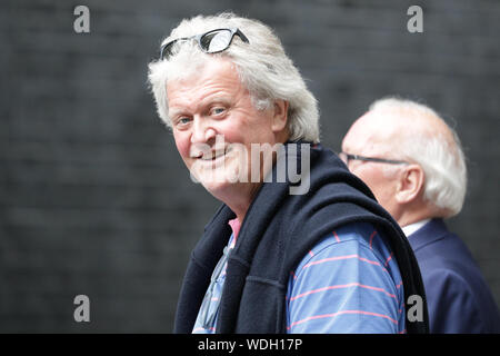 Westminster, London, UK. Août 29, 2019. Pub Wetherspoons, fondateur et président de la chaîne Tim Martin, les promenades le long de Downing Street et en No10. Martin était dans la presse au cours des derniers jours, comme il a été suggéré qu'il peut être donné une pairie par le gouvernement Johnson. Il a été un partisan bien connu Brexit et donateur de la cause pendant un certain temps. Credit : Imageplotter/Alamy Live News Banque D'Images
