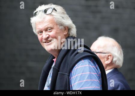 Westminster, London, UK. Août 29, 2019. Pub Wetherspoons, fondateur et président de la chaîne Tim Martin, les promenades le long de Downing Street et en No10. Martin était dans la presse au cours des derniers jours, comme il a été suggéré qu'il peut être donné une pairie par le gouvernement Johnson. Il a été un partisan bien connu Brexit et donateur de la cause pendant un certain temps. Credit : Imageplotter/Alamy Live News Banque D'Images
