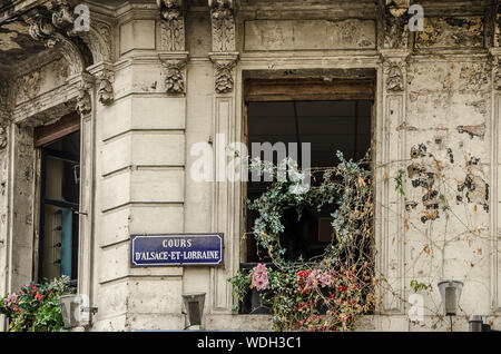 Vieille fenêtre sur Cours d'Alsace et de Lorraine". Bordeaux Banque D'Images