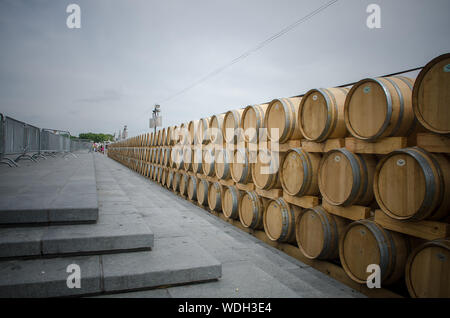 Des tonneaux de vin à la foire aux vins dans la ville de Bordeaux. France Banque D'Images