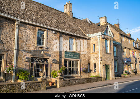 En pierre de Cotswold shop tôt le matin la lumière. Sheep street, Stow on the Wold, Cotswolds, Gloucestershire, Angleterre Banque D'Images