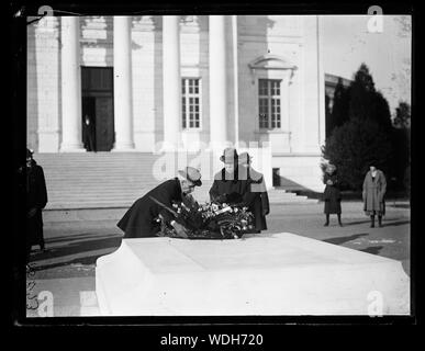 Georges Clemenceau plaçant couronne sur la tombe du Soldat inconnu, le Cimetière National d'Arlington, Arlington, Virginia Abstract/moyenne : 1 négative : 4 x 5 in. ou moins Banque D'Images