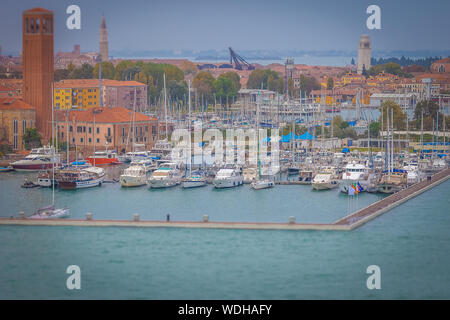 Tilt Shift effet des bateaux dans la marina de l'île de Sant'Elena Banque D'Images