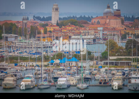 Tilt Shift effet des bateaux dans la marina de Sant'Elena, Venise Banque D'Images