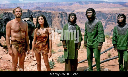 La planète des singes 1968 20th Century Fox Film avec Charlton Heston extrême gauche comme George Taylor à côté de Linda Harrison comme Nova Banque D'Images