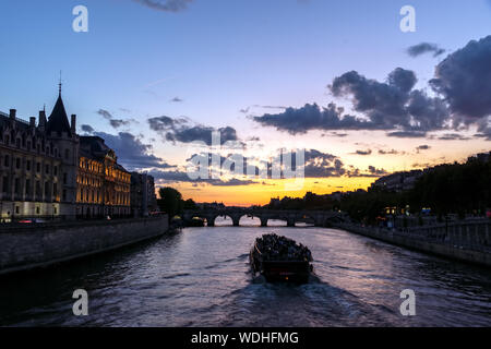 Coucher de soleil sur Conciergerie - Paris, France Banque D'Images