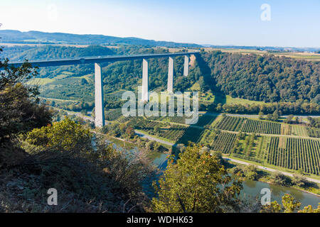 Vue panoramique sur le viaduc de l'autoroute haut pont sur la Moselle et la vallée de vignobles en terrasses, réseau routier et des transports de l'Allemagne Banque D'Images