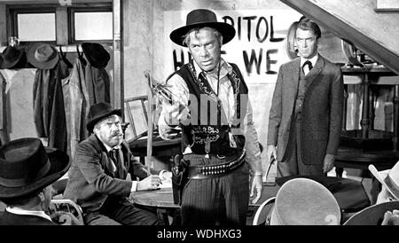 L'HOMME QUI A TUÉ LIBERTY VALANCE 1962 Paramount Pictures film avec James Stewart à droite et Lee Marvin center Banque D'Images