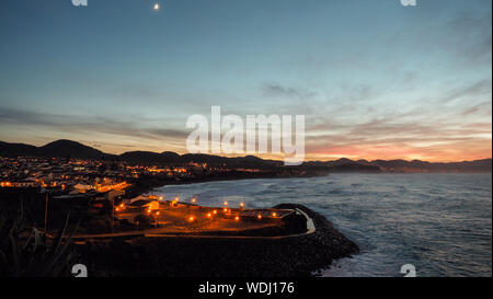 Vue panoramique de Ribeira Grande, l'heure du coucher du soleil à Açores Banque D'Images