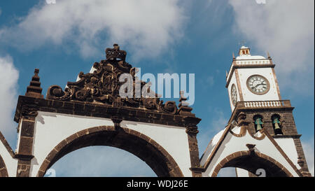 Portas da Cidade au village de Ponta Delgada aux Açores (Portugal). Portes d'entrée et la tour de l'horloge de l'église Saint Sabastian. Banque D'Images